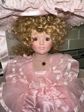 RARE Musical Porcelain Victoria doll. Scarlett numberVIC-3012M